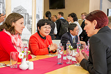 vice mayor Shanghai Pudong Xie Yumin v diskuzi s Gabrielou Nekolovou, regionální zástupkyní zmocněnce vlády pro MSK a ÚK